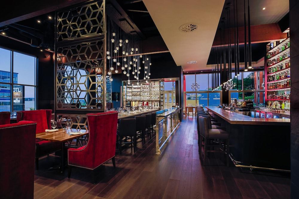 Otl Gouverneur Sherbrooke Eksteriør bilde The bar at the 360° Sky Lounge