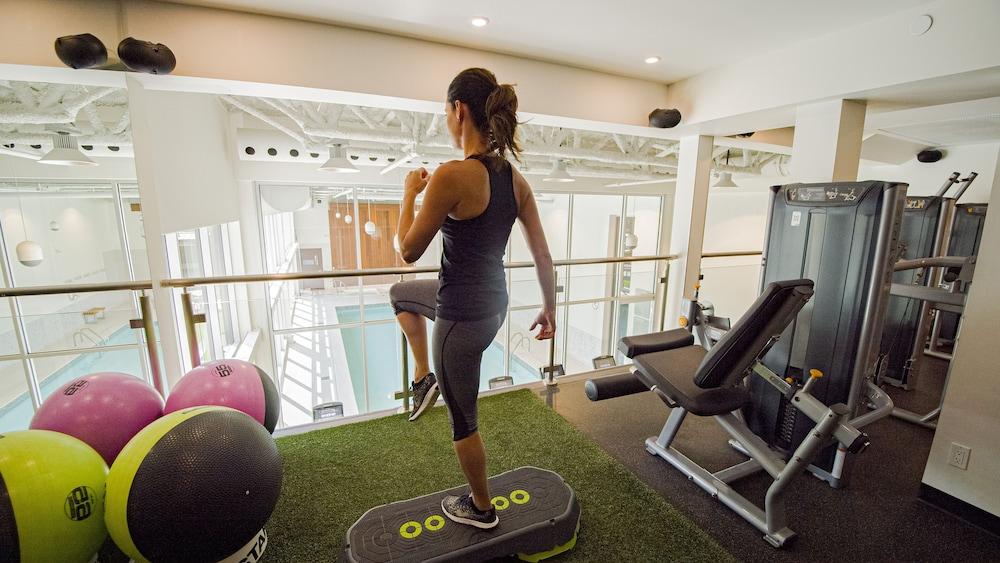 Otl Gouverneur Sherbrooke Eksteriør bilde A woman using a BOSU balance trainer