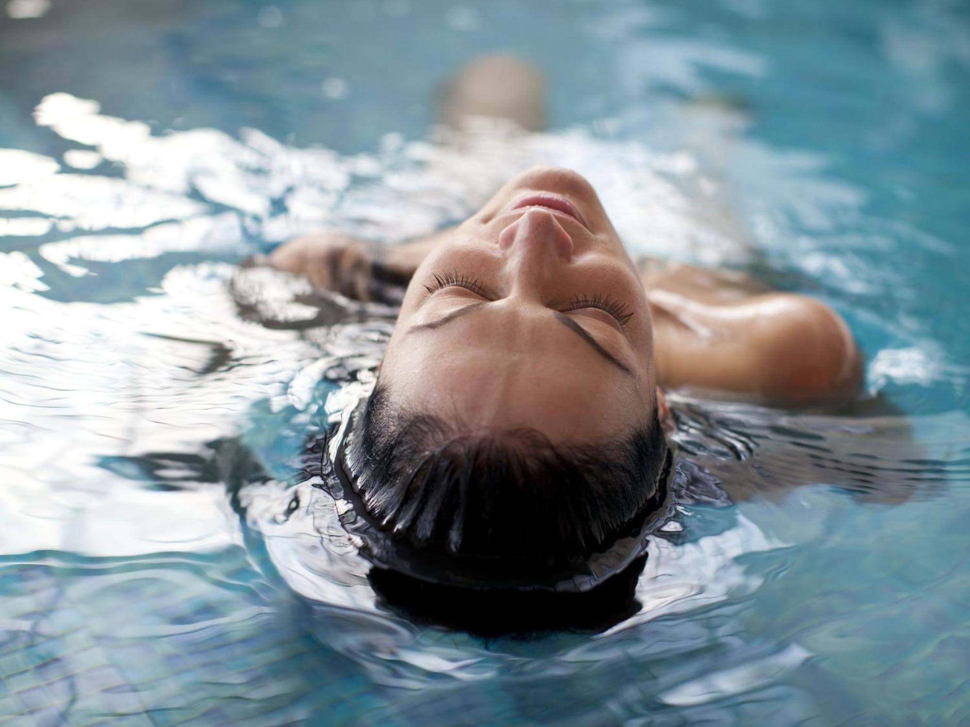 Otl Gouverneur Sherbrooke Eksteriør bilde A woman floating in water
