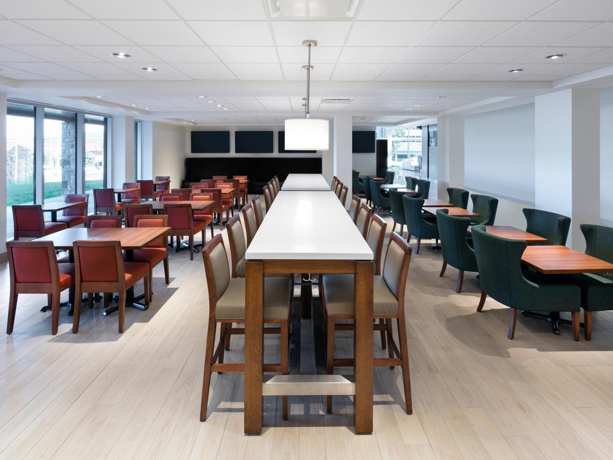 Otl Gouverneur Sherbrooke Eksteriør bilde The dining room at the new residence hall