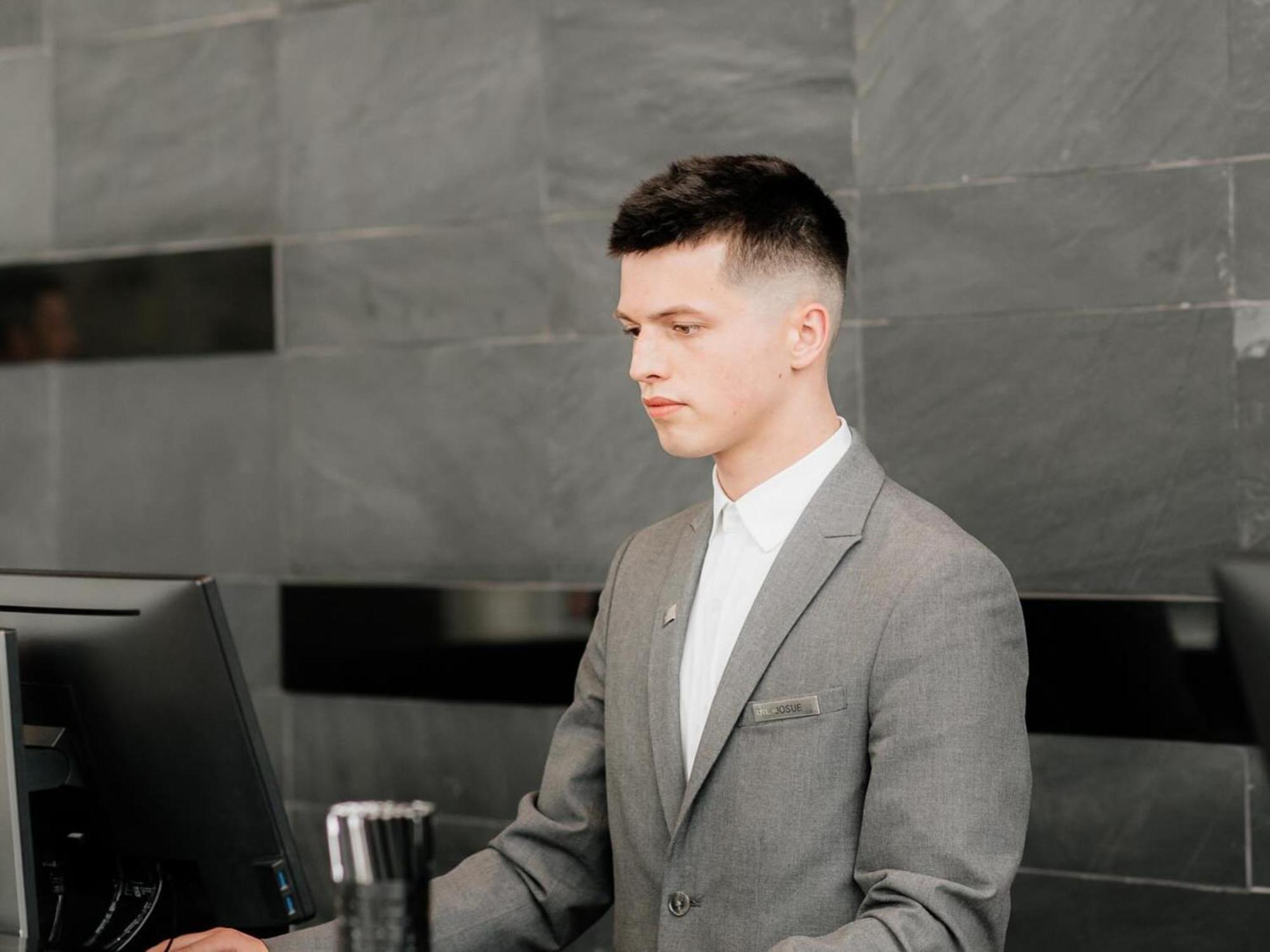 Otl Gouverneur Sherbrooke Eksteriør bilde A man with a fade haircut