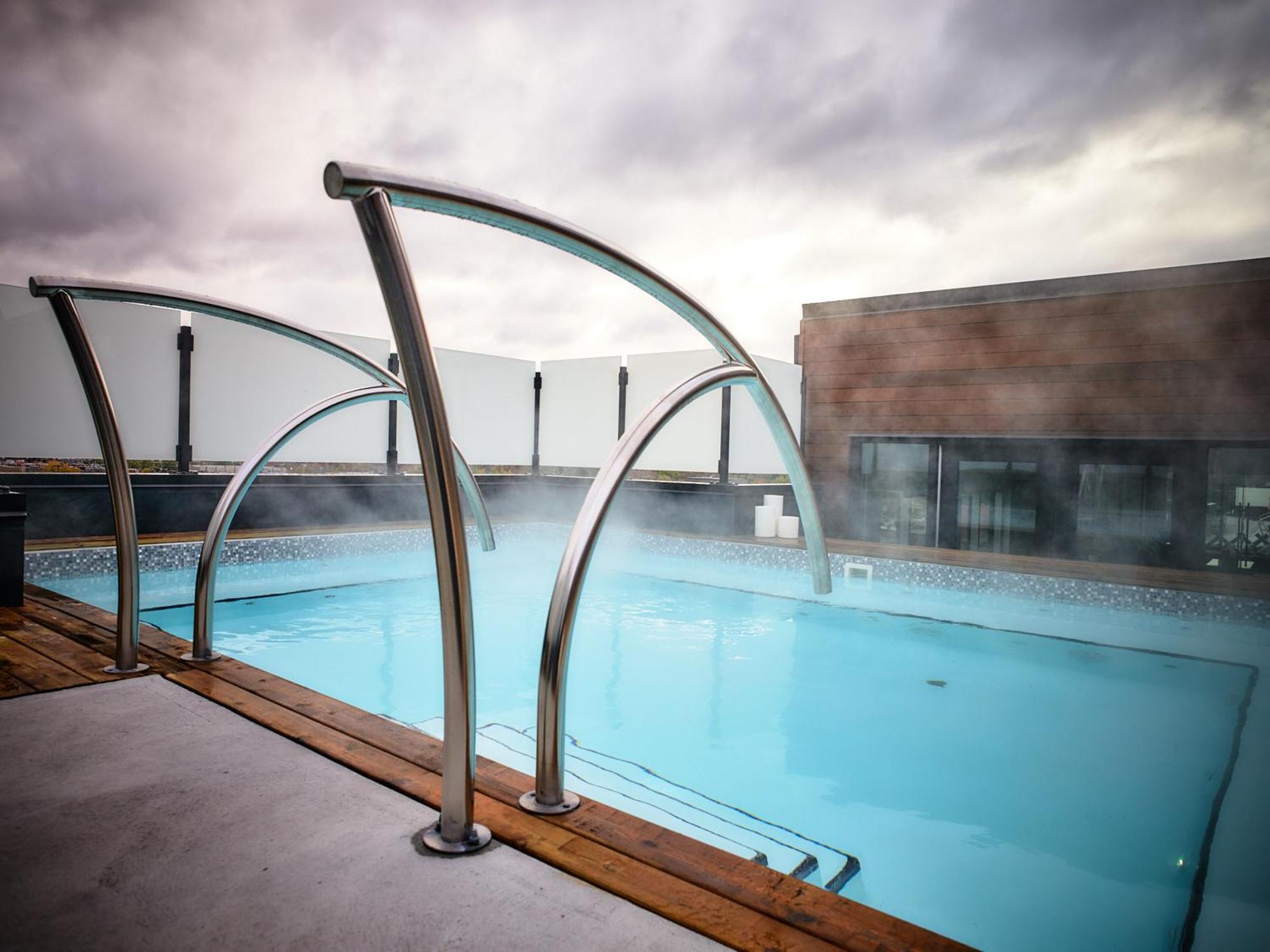 Otl Gouverneur Sherbrooke Eksteriør bilde The rooftop pool at the hotel