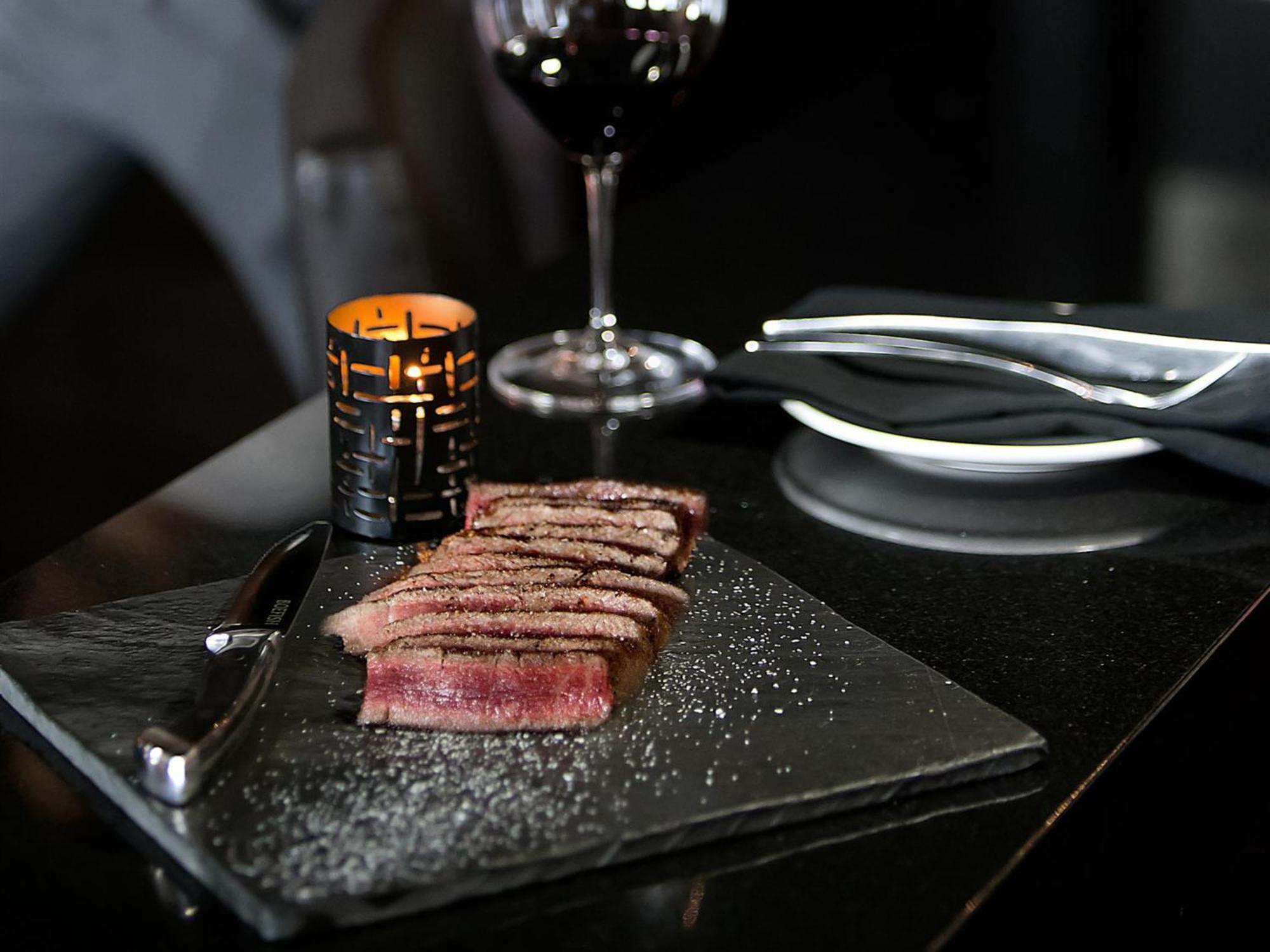 Otl Gouverneur Sherbrooke Eksteriør bilde A steak at the restaurant