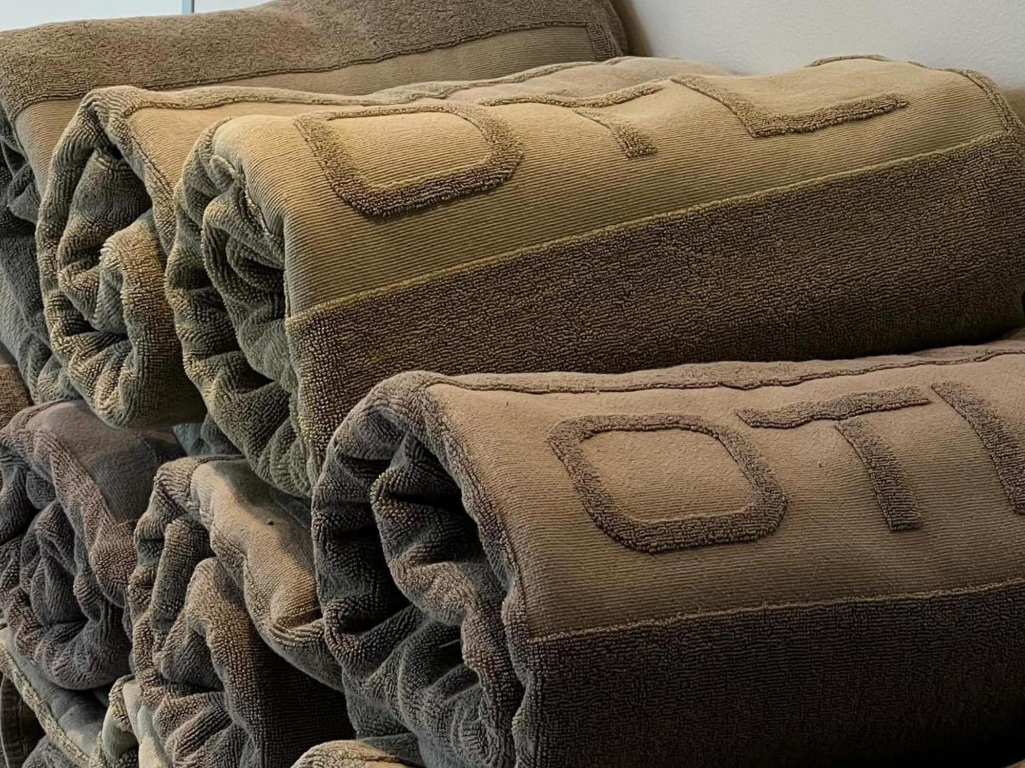 Otl Gouverneur Sherbrooke Eksteriør bilde A stack of rolled up futons