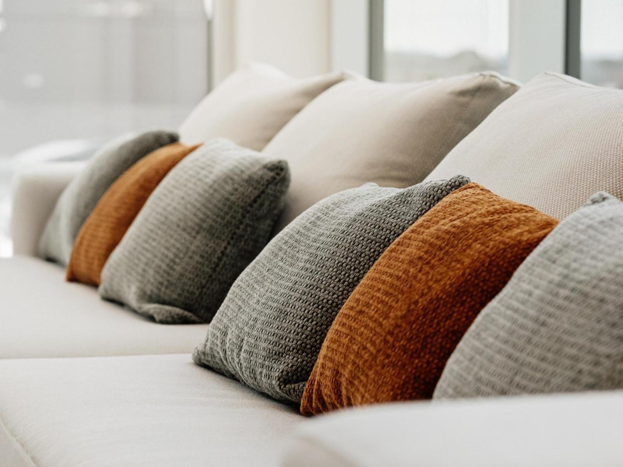 Otl Gouverneur Sherbrooke Eksteriør bilde Cushions on a sofa