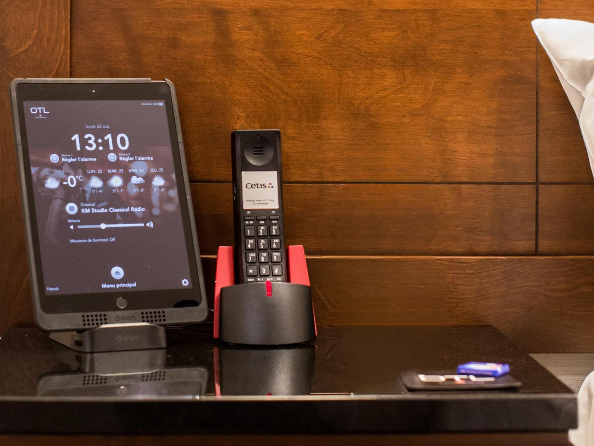 Otl Gouverneur Sherbrooke Eksteriør bilde A phone and a tablet in a hotel room
