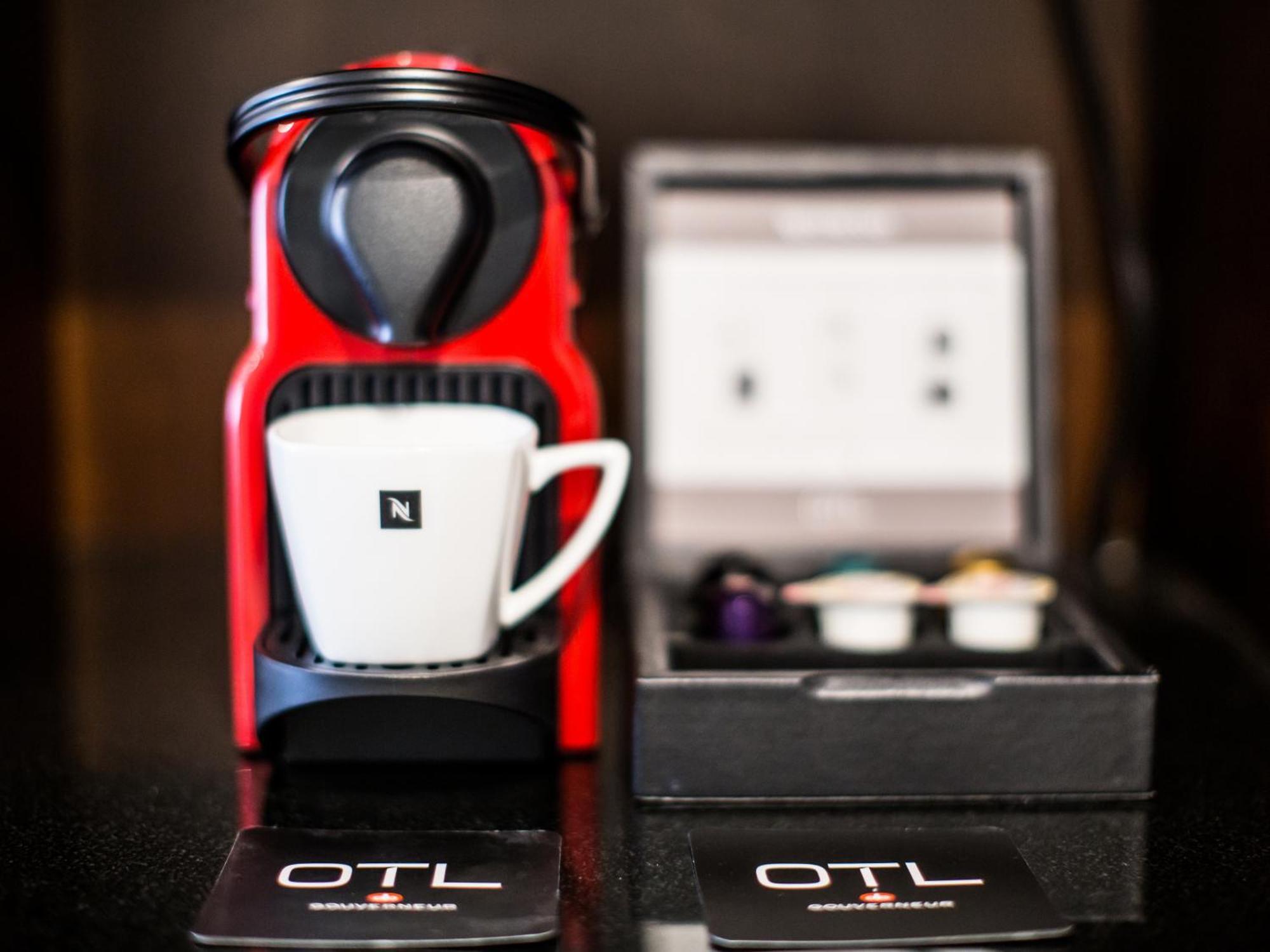 Otl Gouverneur Sherbrooke Eksteriør bilde A Nespresso Inissia coffee machine