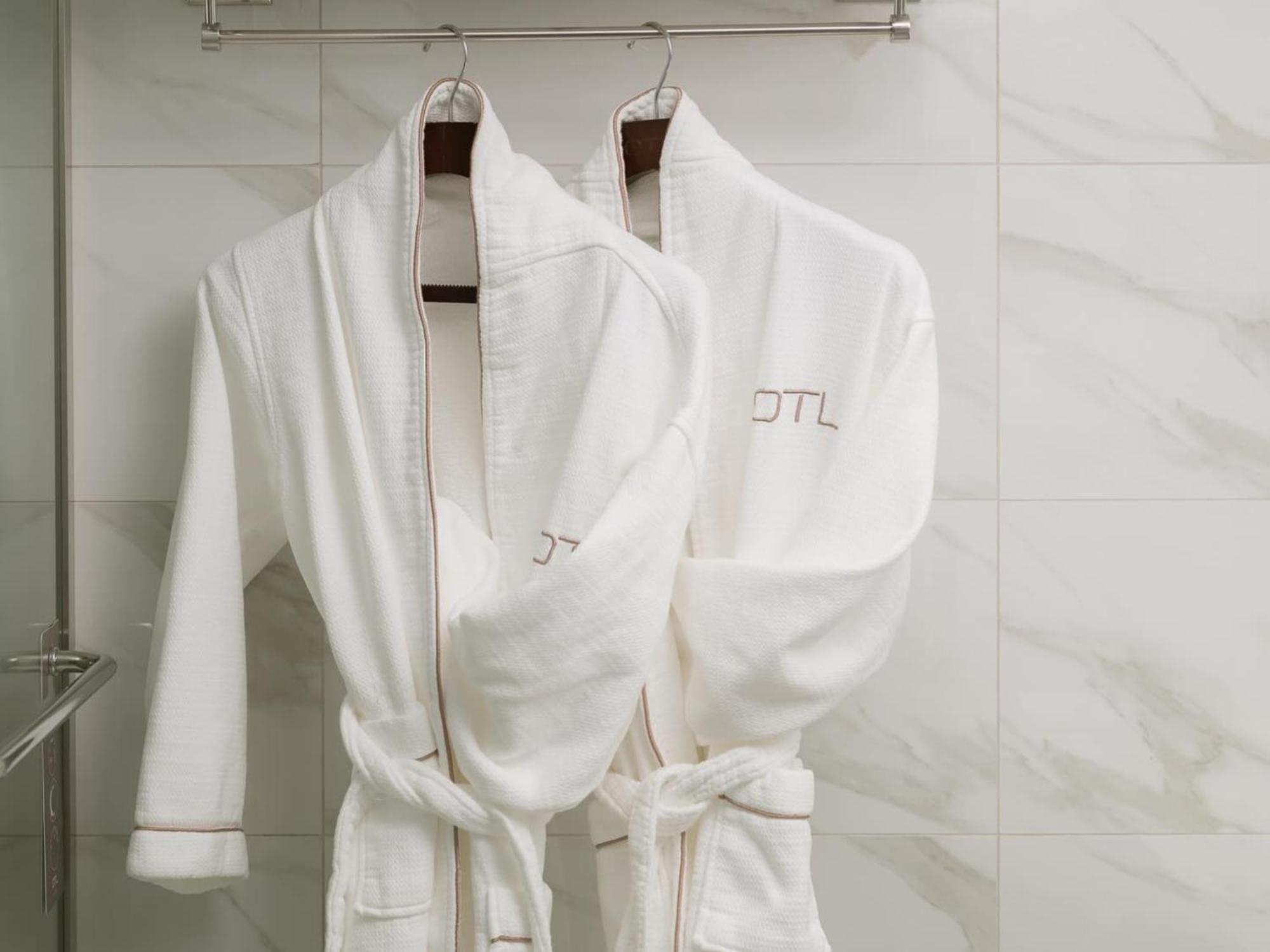Otl Gouverneur Sherbrooke Eksteriør bilde Bathrobes